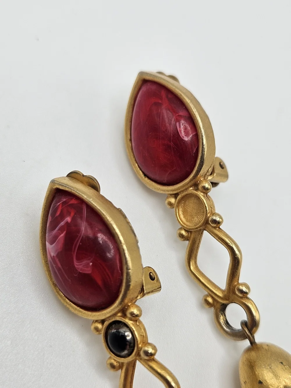 VINTAGE Leslie Block Red Lucite Gold Tone Statement Dangle Earrings 80s Clip